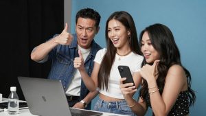 Influenceri și vedete colaborând la proiecte creative.